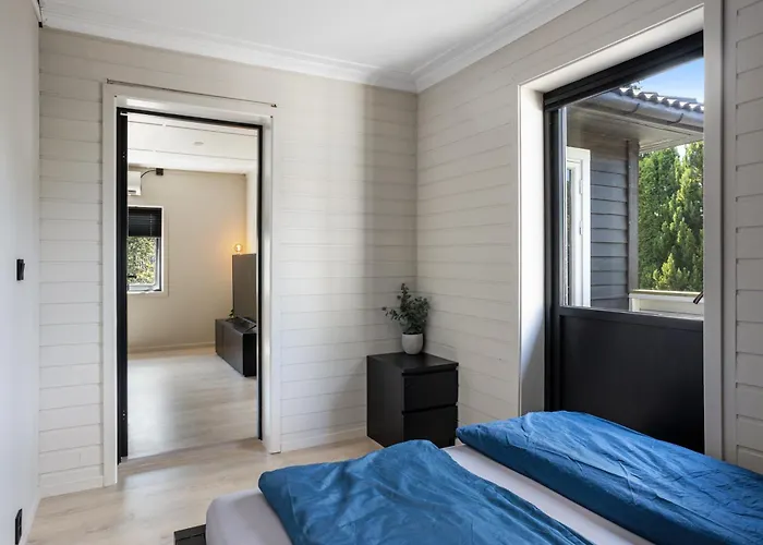 2 Bedroom Apartment W/ Parking & Balcony