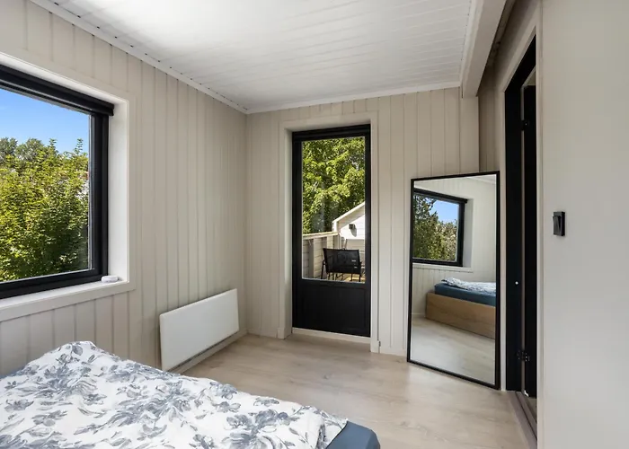 2 Bedroom Apartment W/ Parking & Balcony