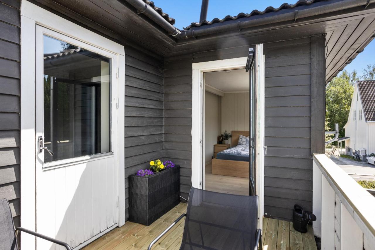 Apartment 2 Bedroom W/ Parking & Balcony *