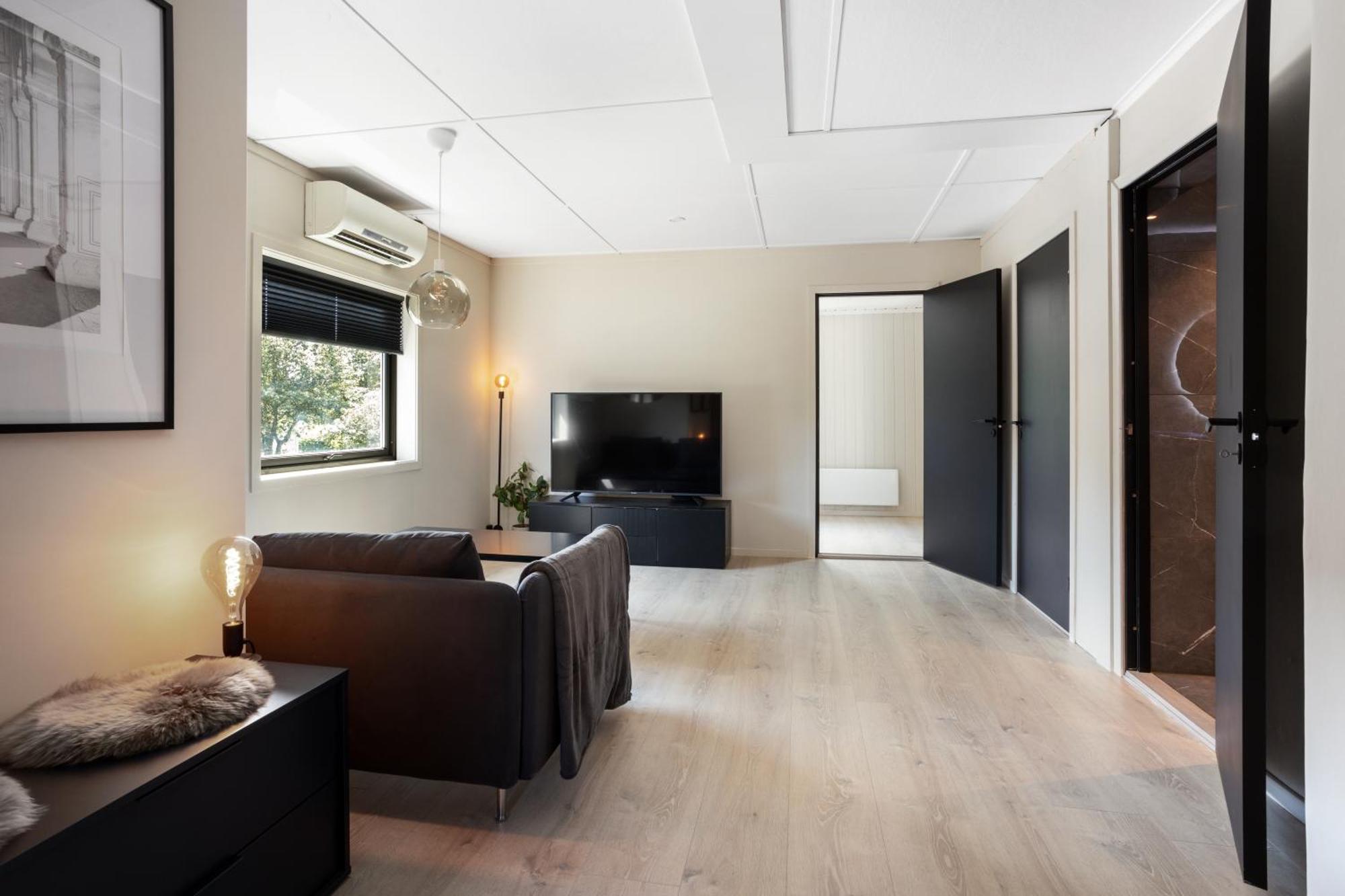 Apartment 2 Bedroom W/ Parking & Balcony