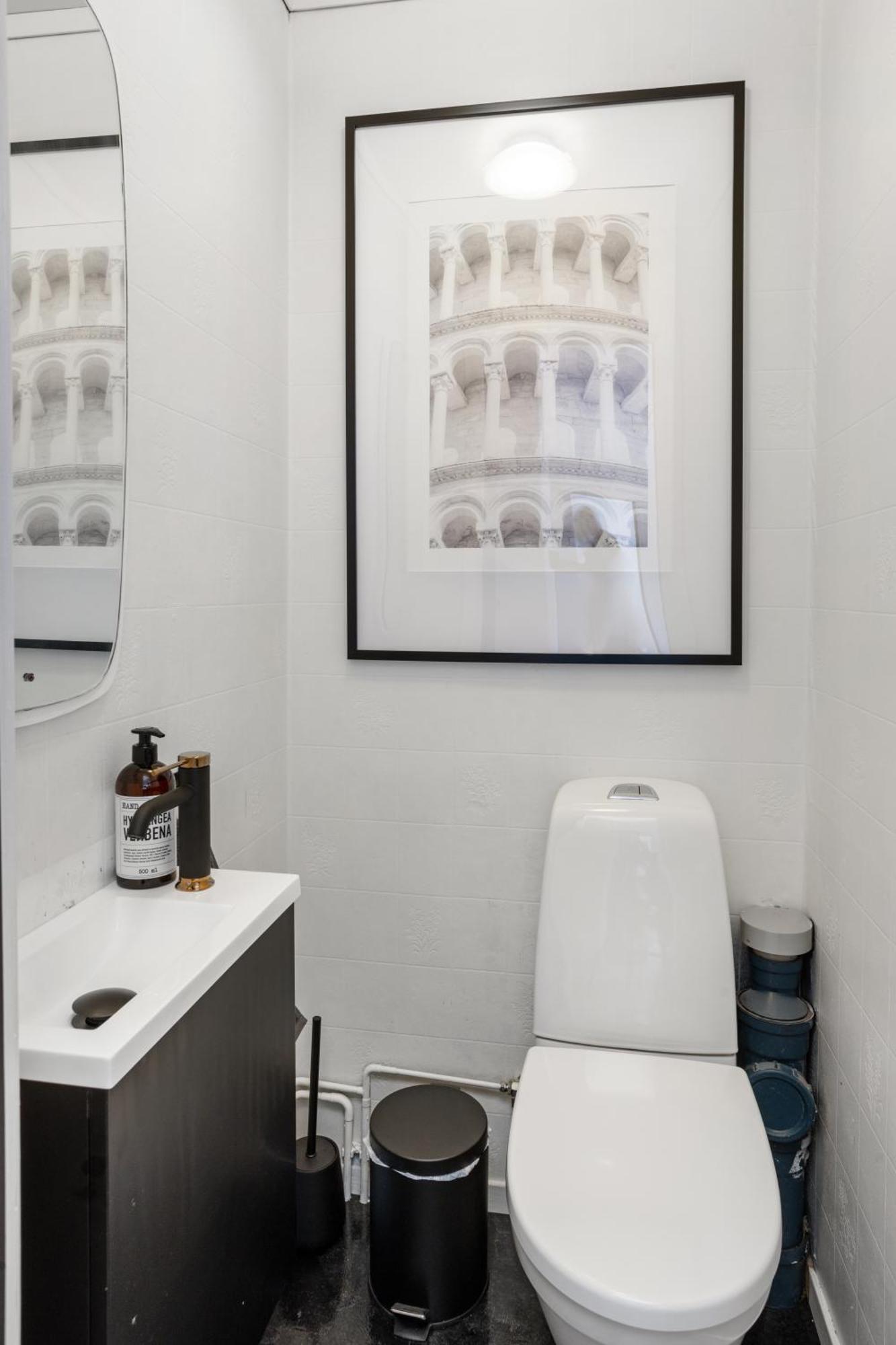 2 Bedroom W/ Parking & Balcony Apartment *
